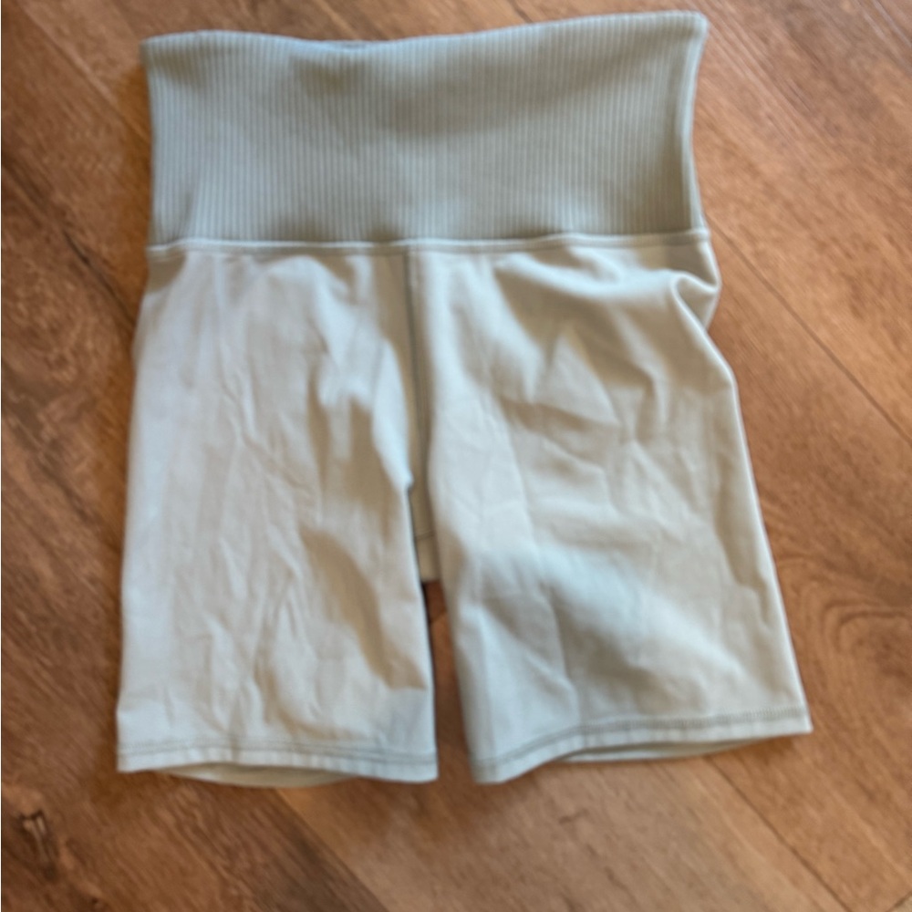 Vuori High-Waist Biker Shorts - Light Sage